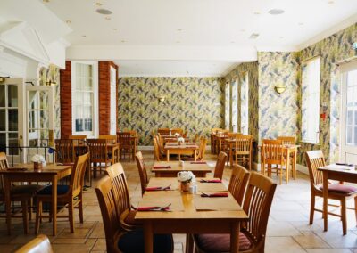 Restaurant & Bar